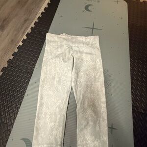 ALO Yoga White Patterned Cropped Pants